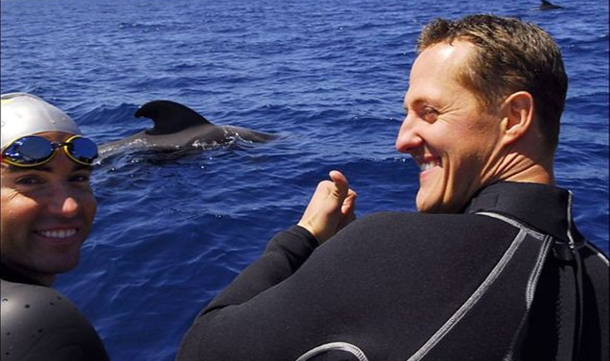 VETEVALLAS: Kuigi Michael Schumacher kartis kevadel 1995 sukeldumisreisil oma elu pärast, pole ta sukeldumist jätnud. See foto delfiine nautivast Schumist on tehtud mullu Tenerife lähistel.
