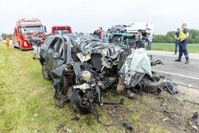 21. juuni, Kobratu. Volkswagen Passat kaldus vastassuunavööndisse ja põrkas kokku vastu tulnud veokiga. Hukkus koolilõpetamisele sõitnud 19-aastane noormees.