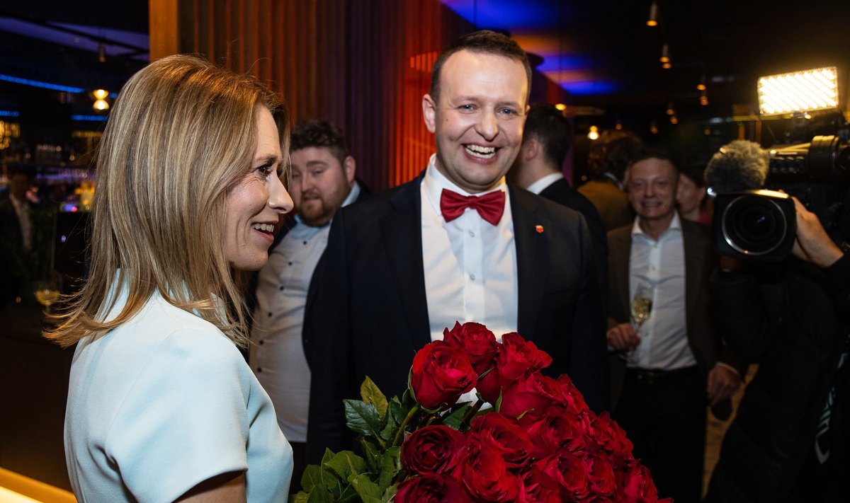 В воскресенье первым из лидеров партий Каю Каллас поздравил председатель СДП Лаури Ляэнеметс, преподнеся букет красных роз.
