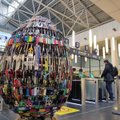 В Вильнюсском аэропорту пассажиры могут увидеть яйцо, украшенное вещами, которые нельзя перевозить в ручной клади