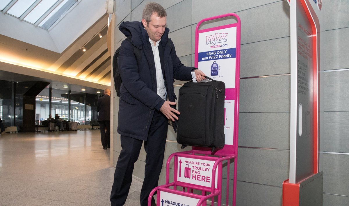 Wizz Airi raam pagasi mõõtmiseks Tallinna lennujaamas.