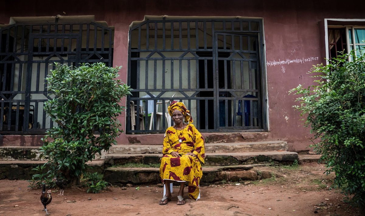 Philomena Esohe Jombo oma maja ees Benin Citys. Philomena tütar elab Euroopas ja saadab talle regulaarselt raha.
