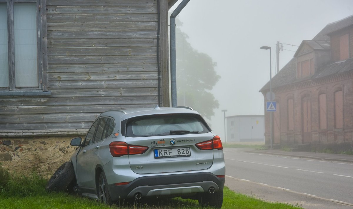 Viljandimaal sõitis Leedu numbrimärkidega BMW vastu maja seina