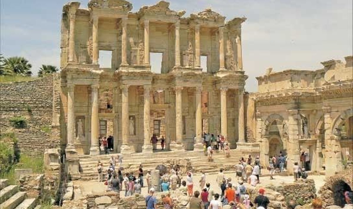 Rooma senaatori Celsuse raamatukogu varemed Efesoses. Kunagi hoiti siin umbes 15 000 ühikut ürikuid ja raamatuid. Foto: Maido Puna