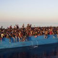 Новость в одном фото: в Италии спасли более 500 мигрантов на рыбацкой лодке