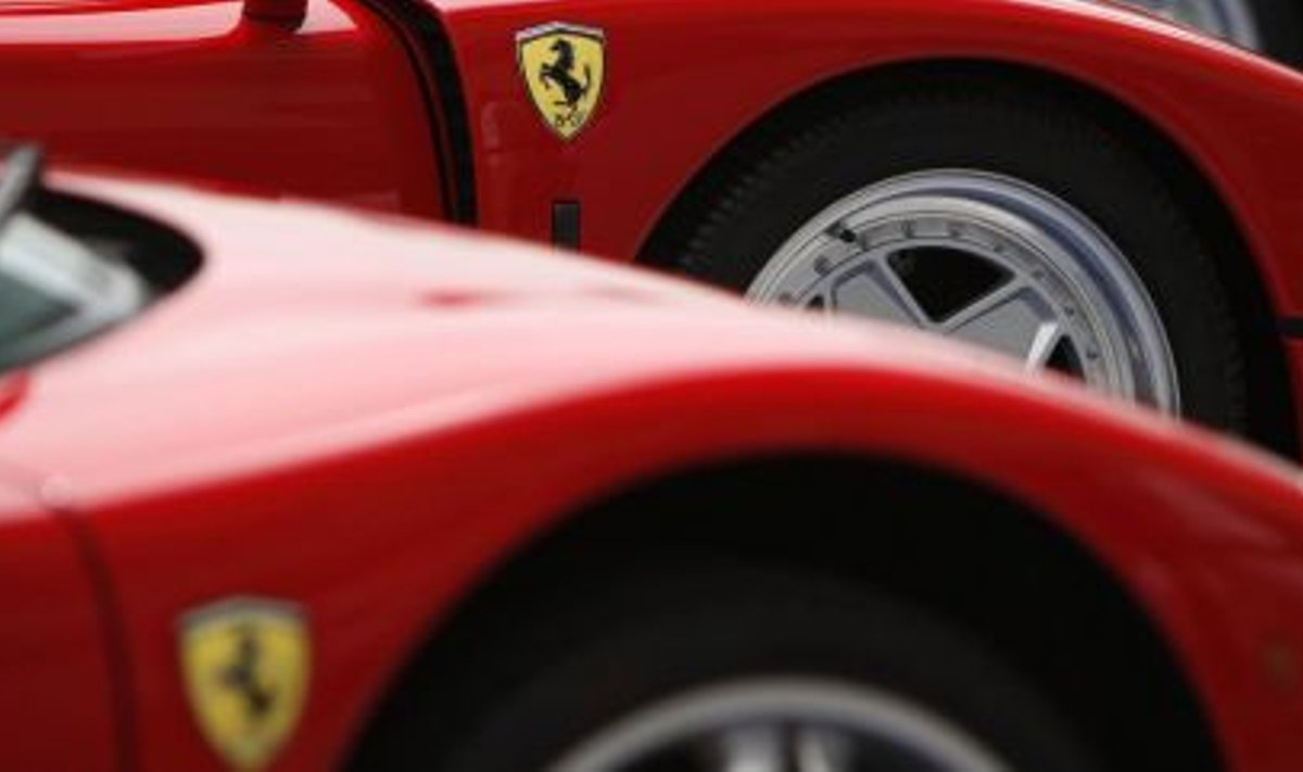 Anna veel oma Ferrari võtmed ametniku kätte! Foto: Vivek Prakash, Reuters