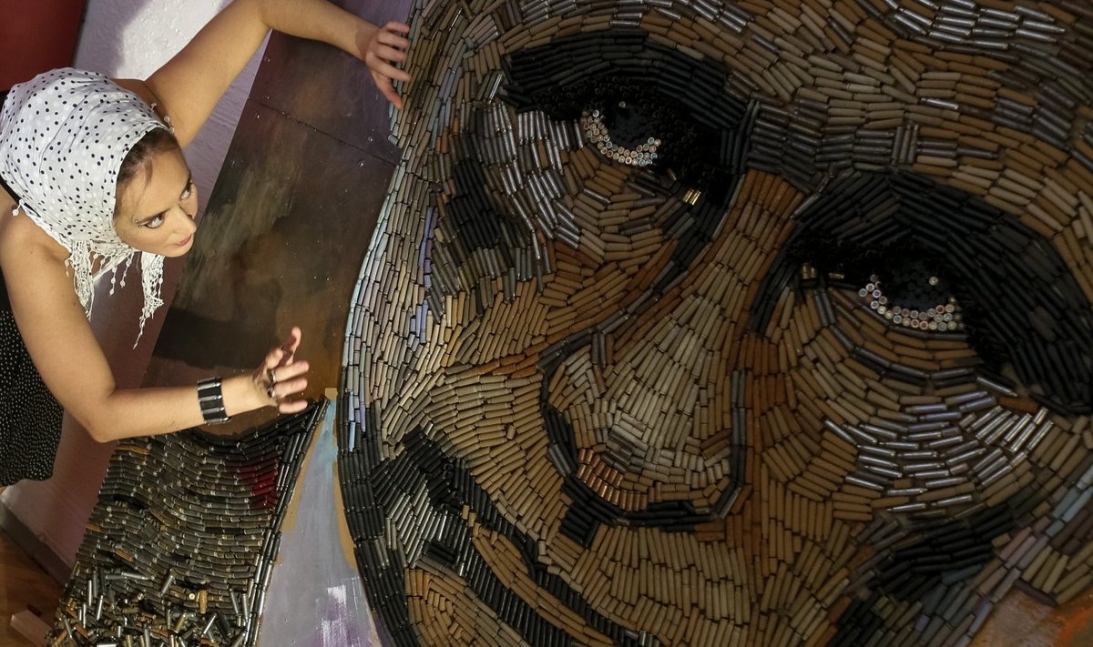 Ukraina kunstniku Darja Martšenko 2015.a valminud teos "Sõja nägu", mille valmistamiseks kulus 5000 separatistide territooriumilt korjatud padrunikesta. 