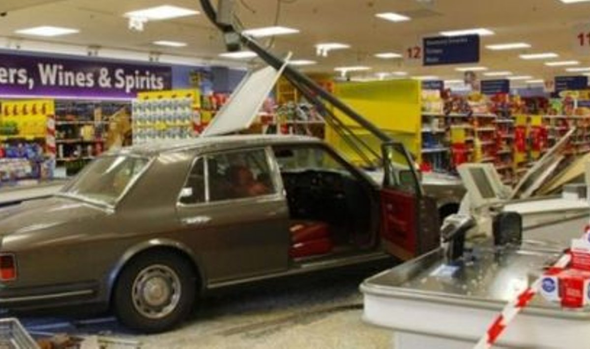 Rolls-Royce jäi supermarketisse kinni