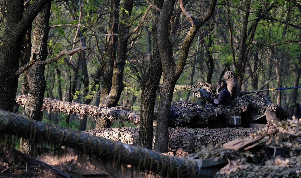 BAHMUTI METSADES: Ukraina üksused T-64 tankidega, 7. mai 2023.
