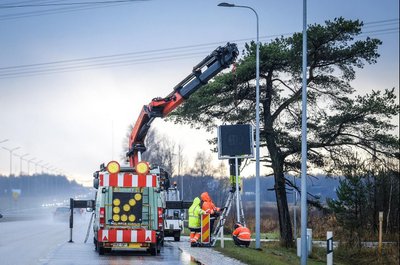 Установка электронных дорожных знаков, созданных в рамках проекта „Smart E67“, на трассе Таллинн – Пярну – Икла.