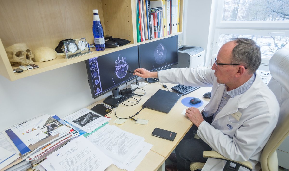 Tartu ülikooli kliinikumi närvikliiniku juhataja, neurokirurg professor Toomas Asser osutab arvutiekraanil ajuhematoomile. Trauma tagajärjel tekkinud ajuverevalumiga jõuab haiglasse umbes 300-400 patsienti aastas.