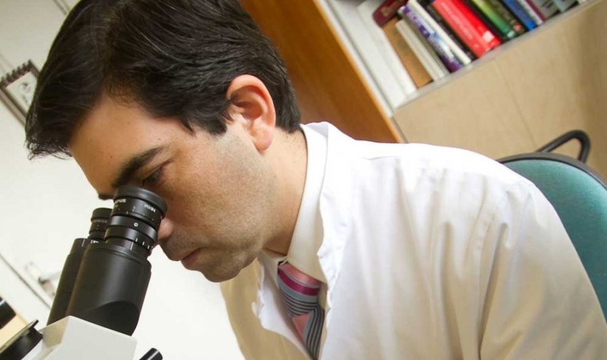 Cristian Marcelo Ortiz Villalon uurib mikroskoobiga koetükikesi, et nende põhjal järeldusi teha. (Foto: Siim Lõvi)