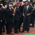 ВИДЕО: Блоггеры и пресса раскритиковали Обаму, жевавшего жвачку на военном параде в Индии