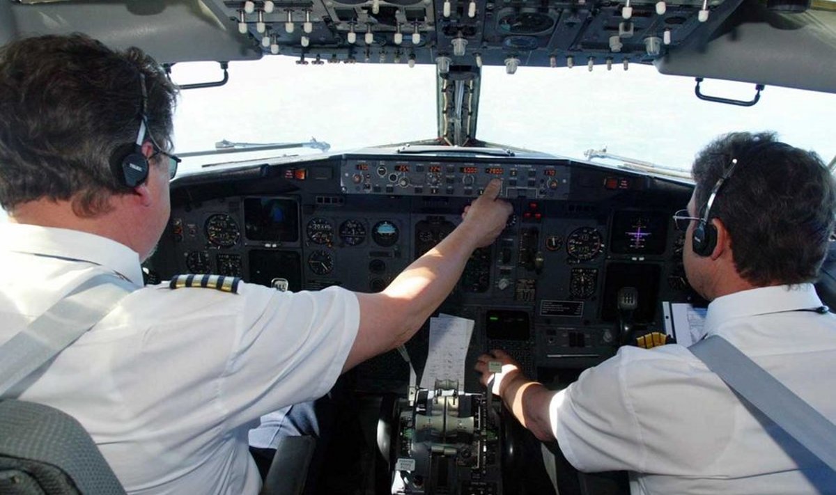 Kuldaväärt amet: Enne kui praegused tudengid nende pilootide asemele lennukit juhtima pääsevad, kulutab riik neist igaühe koolitamiseks üle 100 000 euro. (Raigo Pajula / Epl)