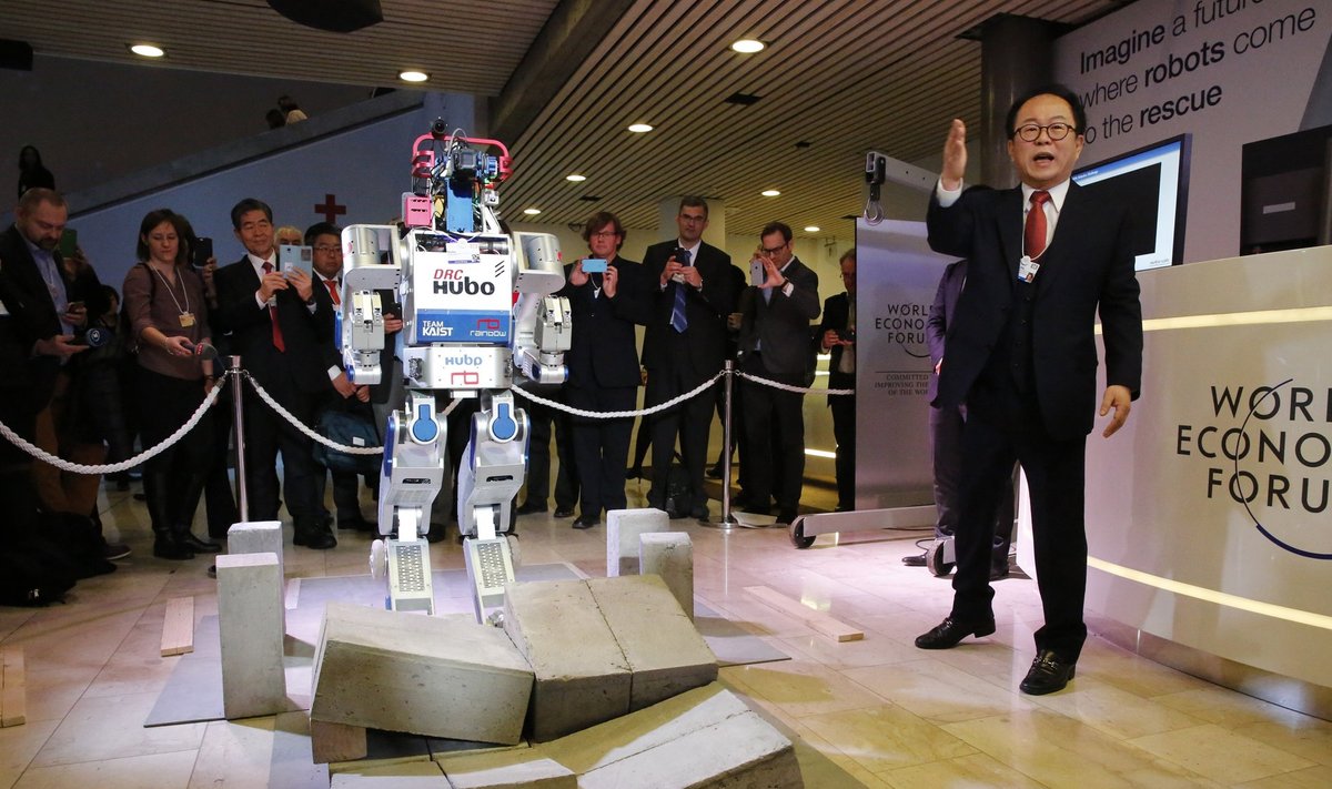 Korea päritolu kõndiv multifunktsionaalne humanoidrobot HUBO demonstreeris Davosi majandusfoorumil oma oskusi.