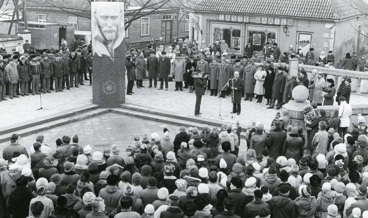 MÄLESTUSVÄÄRNE MIITING KURESSAARES, TOONASES KINGISSEPAS: Eesti kommunistliku partei rajanud Viktor Kingissepa mälestusmärgi avamine 1988. aastal.
