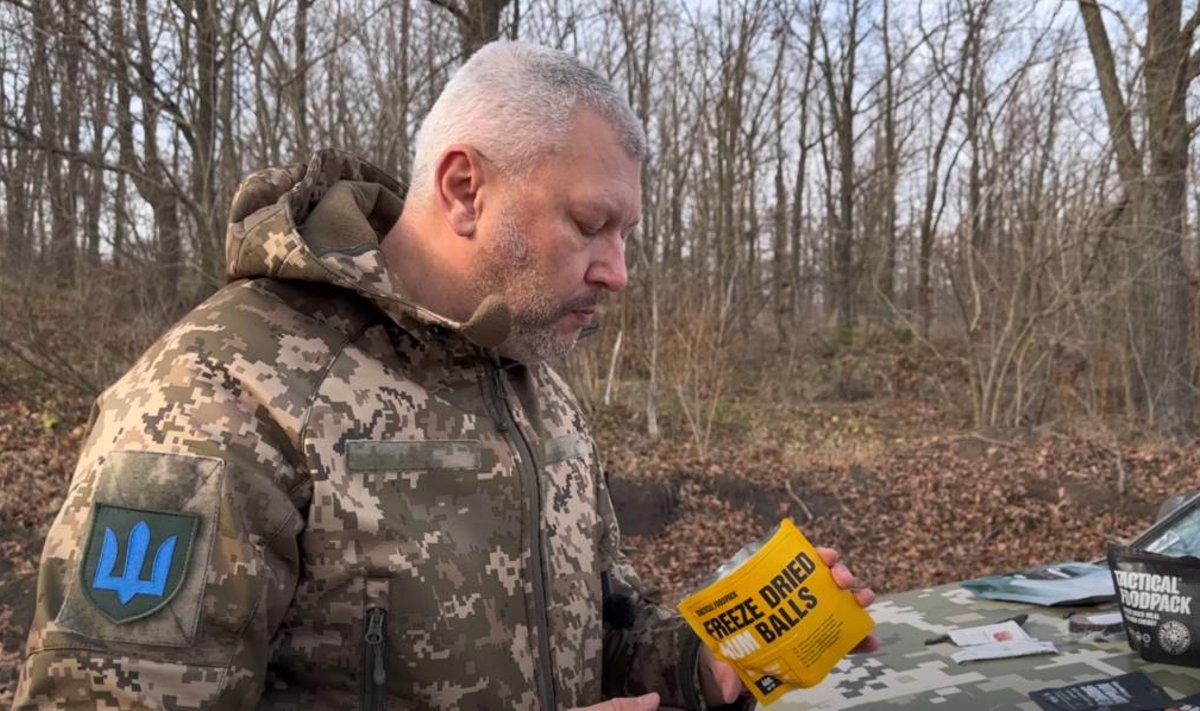 Украинский солдат пробует произведенные в Эстонии сублимированные ромовые шарики.
