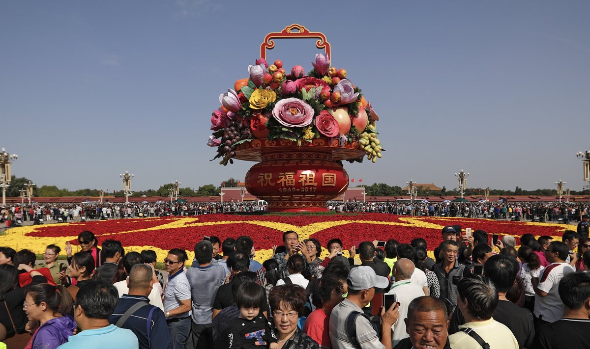 Hiigelsuur lillekorv paigutati Tiananmeni väljakule tähistamaks riigipüha ja vaba nädala algust.