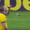 VIDEO | Bulgaaria jalgpallur kustutas play-off mängul janu õllega