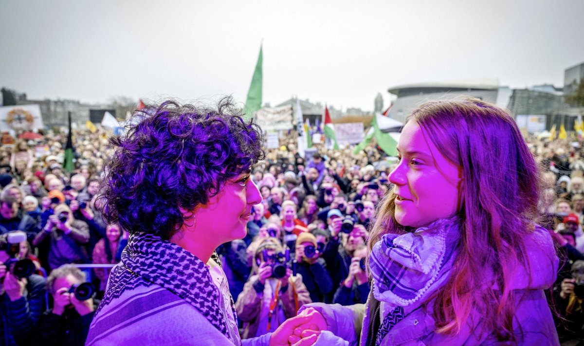 Kliimaaktivist Greta Thunberg ning inimõiguste eest võitlev Sahar Shirzad meeleavaldusel Amsterdamis