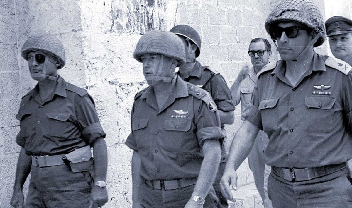 Riigimehed: Iisraeli kaitseminister kindral Moshe Dayan, staabiülem ja tulevane peaminister kindral Yitzhak Rabin ning Jeruusalemma vallutamist juhtinud kindral Uzi Narkiss 1967. aasta 8. juunil teel nutumüüri poole. Kaks päeva hiljem lõppenud kuuepäevase sõjaga demonstreeris Iisrael kogu maailmale oma sõjalist üleolekut vaenulikest naabritest. See sõda on tänaseni oluline juutide enesekindluse allikas.