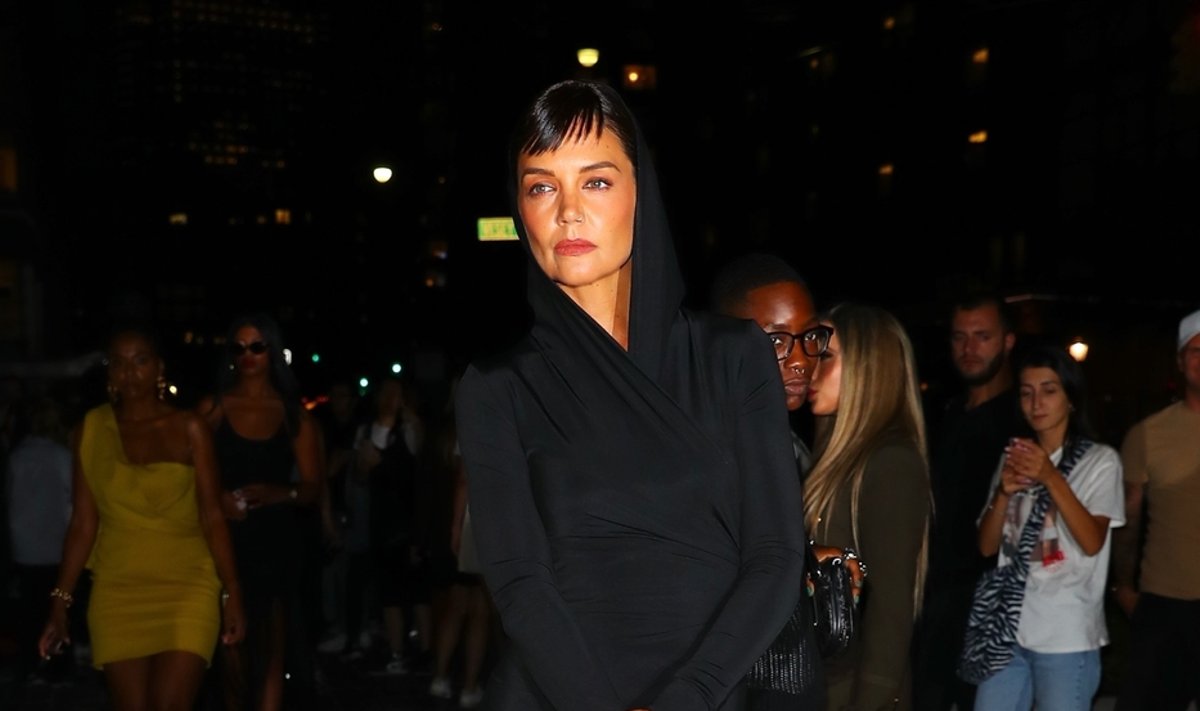Katie Holmes poseerimas Tom Fordi NYFW showl.