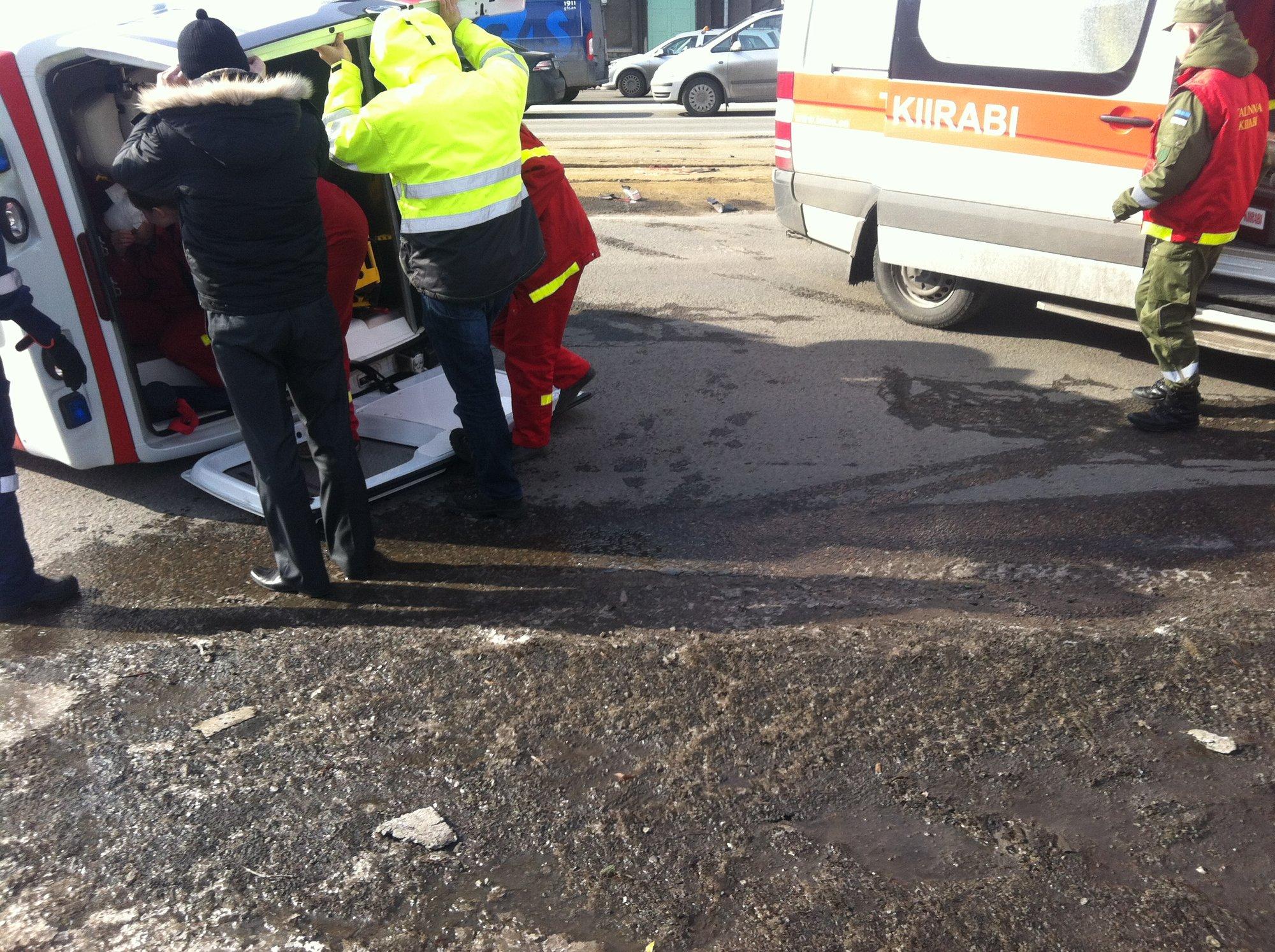 ФОТО и ВИДЕО: Машина скорой помощи, спешившая на вызов, попала в тяжелую  аварию на перекрестке возле 