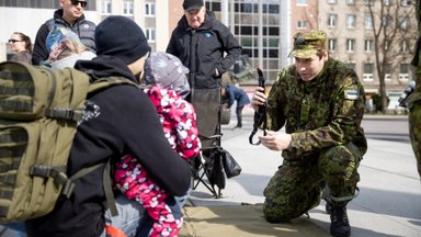 FOTOD | Reservväelaste nädala avas kaitseväe tehnika väljapanek Vabaduse väljakul