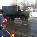 FOTOD: Kaitseväele kuuluv veoauto põrkas kokku sõiduautoga