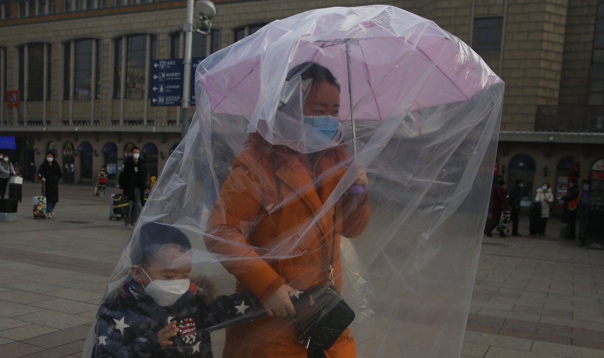 Pekingis võib juba näha ka nii ettevaatlikke inimesi, kes on end üleni kilekotti mässinud. 