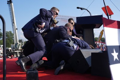 Tundub, et see on hetk, kui turvamehed on tuvastanud, et Trump on elus ja sai ainult riivata, ning nad hakkavad tõusma. 