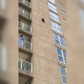 VIDEO | Pesukaru kõlkus 9-kordse kortermaja seinal, sooritas jahmatava õhulennu ja jättis kõik pealtvaatajad õhku ahmima