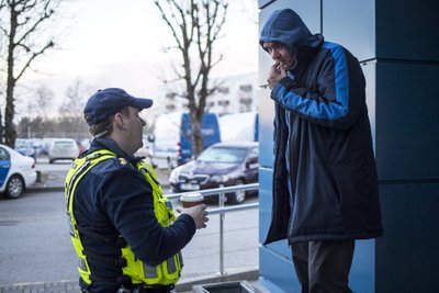 Rahumäe politseimaja taga laseb välijuht Alo teha kinnipeetaval Raimol veel viimase suitsu. Tegu on inimliku hetkega, kus korraks justkui kaob päti ja politseiniku rollid ning Raimo räägib, kuidas tal lähedasi pole, kellele teatada tema kinnipidamisest ning kuidas ta just hiljuti saabus Rootsist ja Taanist, kus ta väidetavalt nii töötas kui istus ka vangis.