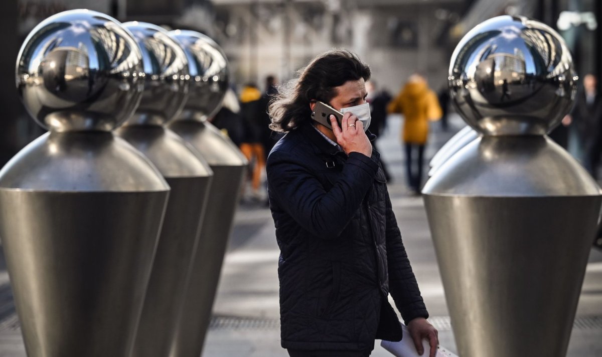 Mees räägib Moskvas mobiiltelefoniga