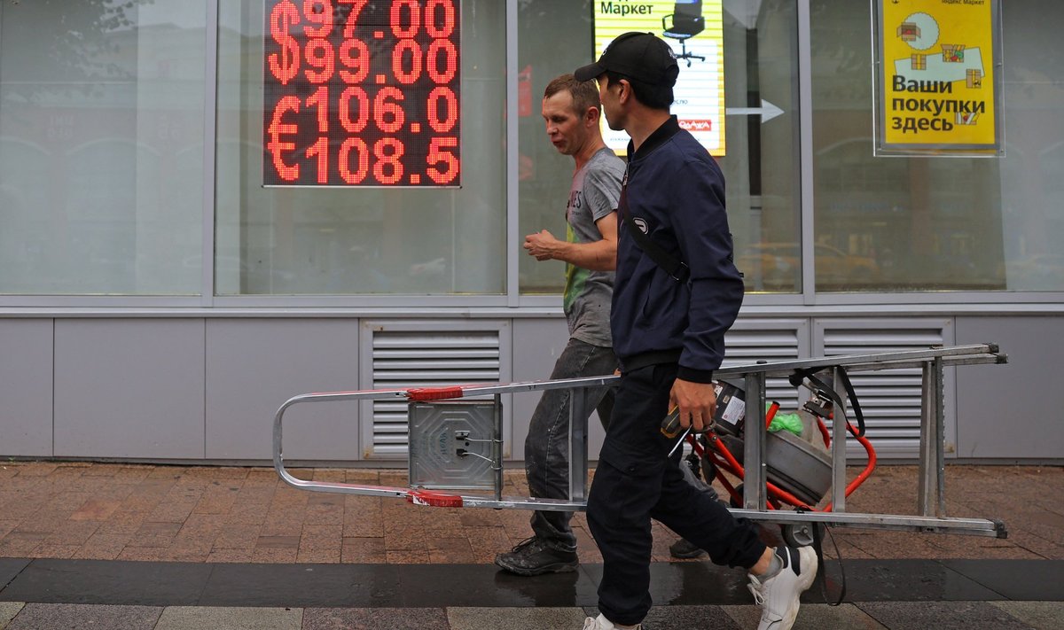 Rubla kurss on tugevasti langenud. Laupäeval müüsid valuutavahetuspunktid eurosid kursiga 108,5 rubla ühe euro eest.