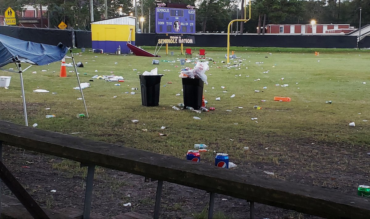 Jalgpalliväljak Jacksonville'is, kus tulistamine aset leidis.