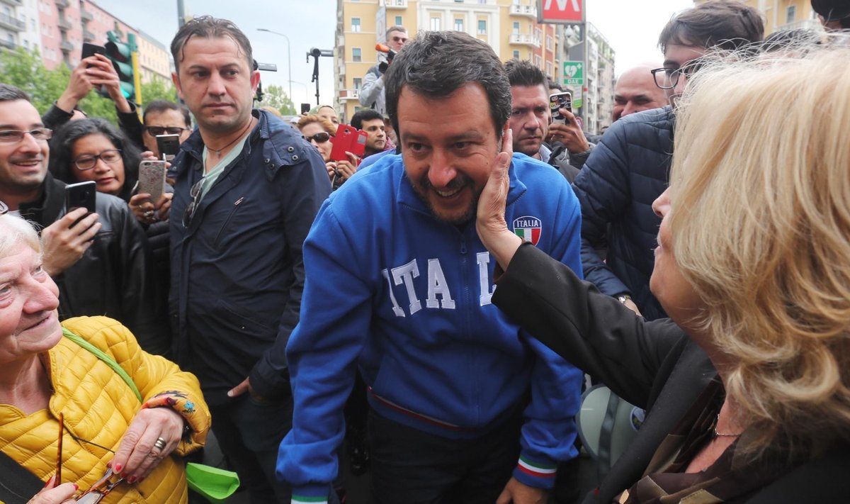 Itaalia siseminister Matteo Salvini Milanos üritusel, kus koguti allkirju vägistajate keemilise kastreerimise toetuseks.
