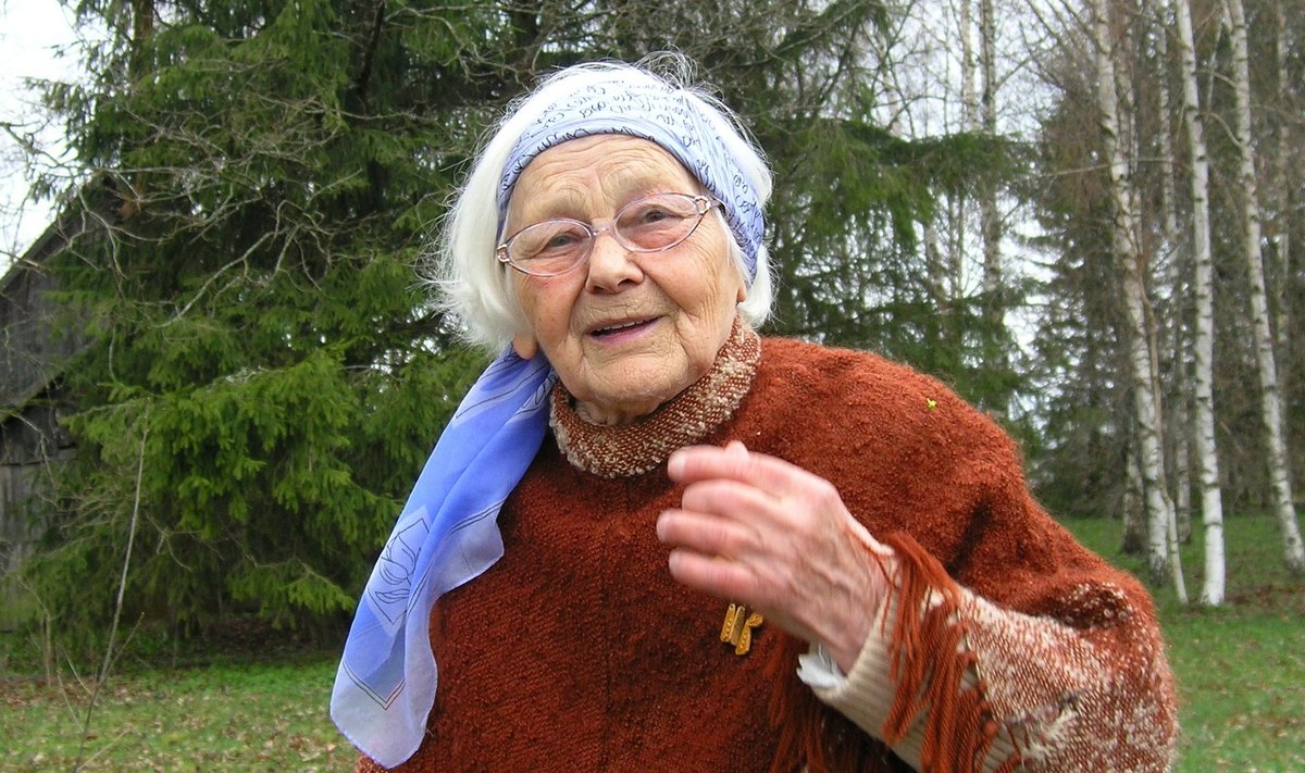 Helju Mikkel (13. märts 1925 – 5. oktoober 2017) oma kodutalus, rahvatantsijate pühapaigas Haldjal.