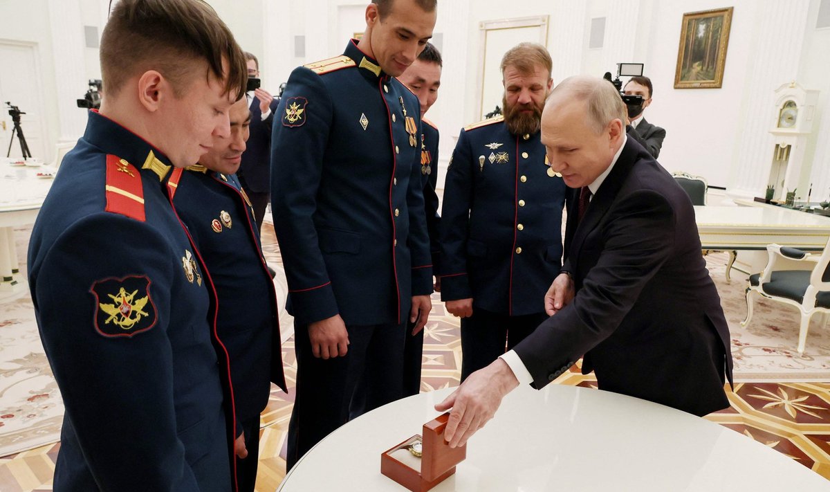 JAGAS AUTASUSID: Vladimir Putin viivitas neljapäeval pikalt Jevgeni Prigožini hukust kõnelemisega, kohtudes aga Kremlis Vene 127. laskurdiviisi tankistidega.