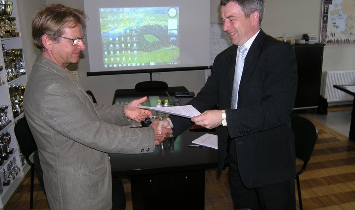 Pildil vasakul OÜ Äärejuht juhatuse liige Urmas Raag ning paremal vallavanem Raul Kudre lepingut sõlmimas