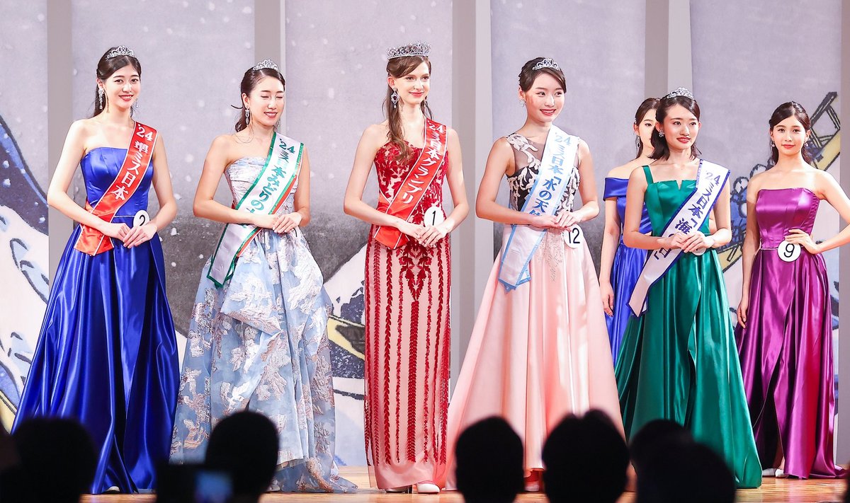 Miss Jaapan finalistid. Carolina Shiino asub fotol keskel.