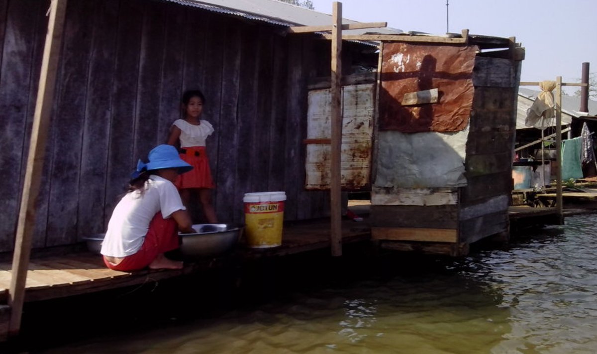 Pesupesemine Mekongil kalurikülas. Hea on see, et vesi on tasuta ja elektrit ei kulu.