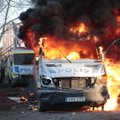 FOTOD JA VIDEO | Paremäärmuslaste provokatsioonist alanud Rootsi vägivaldsetel meeleavaldustel on viga saanud mitu inimest, süüdatud on mitu autot