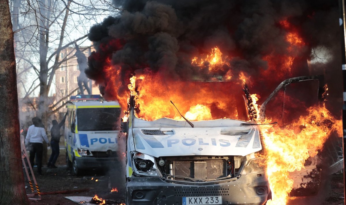 Põlev politseiauto Rootsi meeleavaldustel