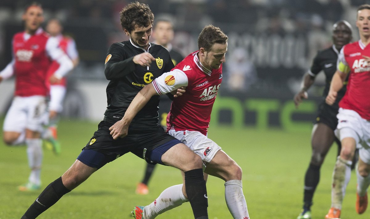 AZ Alkmaar's Beerens fights for the ball with FC Anzhi Makhachkala's Gadzhibekov during their Europa League soccer match