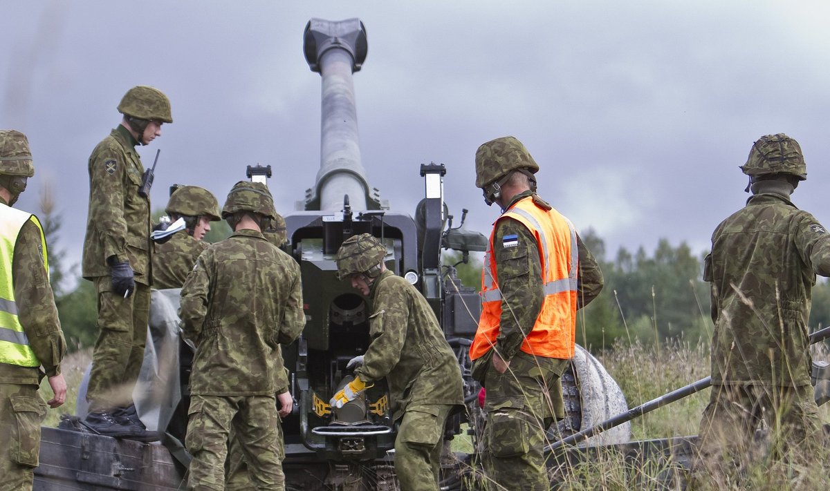 Reservväelased tulistamas FH70 haubitsast