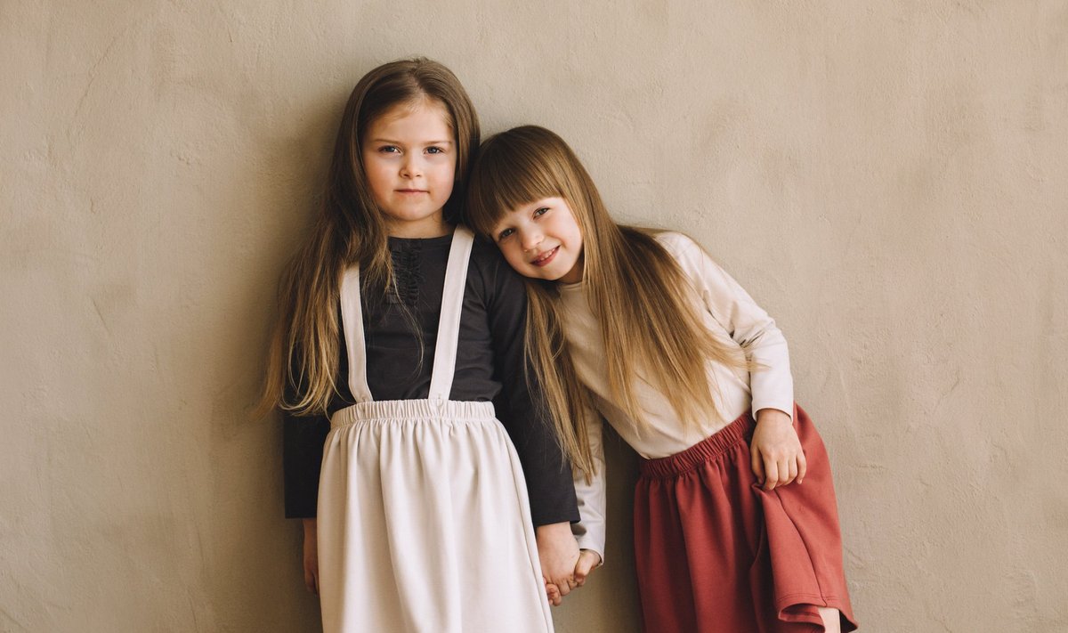 Pildil Jana tütar Maria (paremal), kes oli firma esimene modell ja kellel on ka omanimeline toode. Kõrval sõbranna Saara.