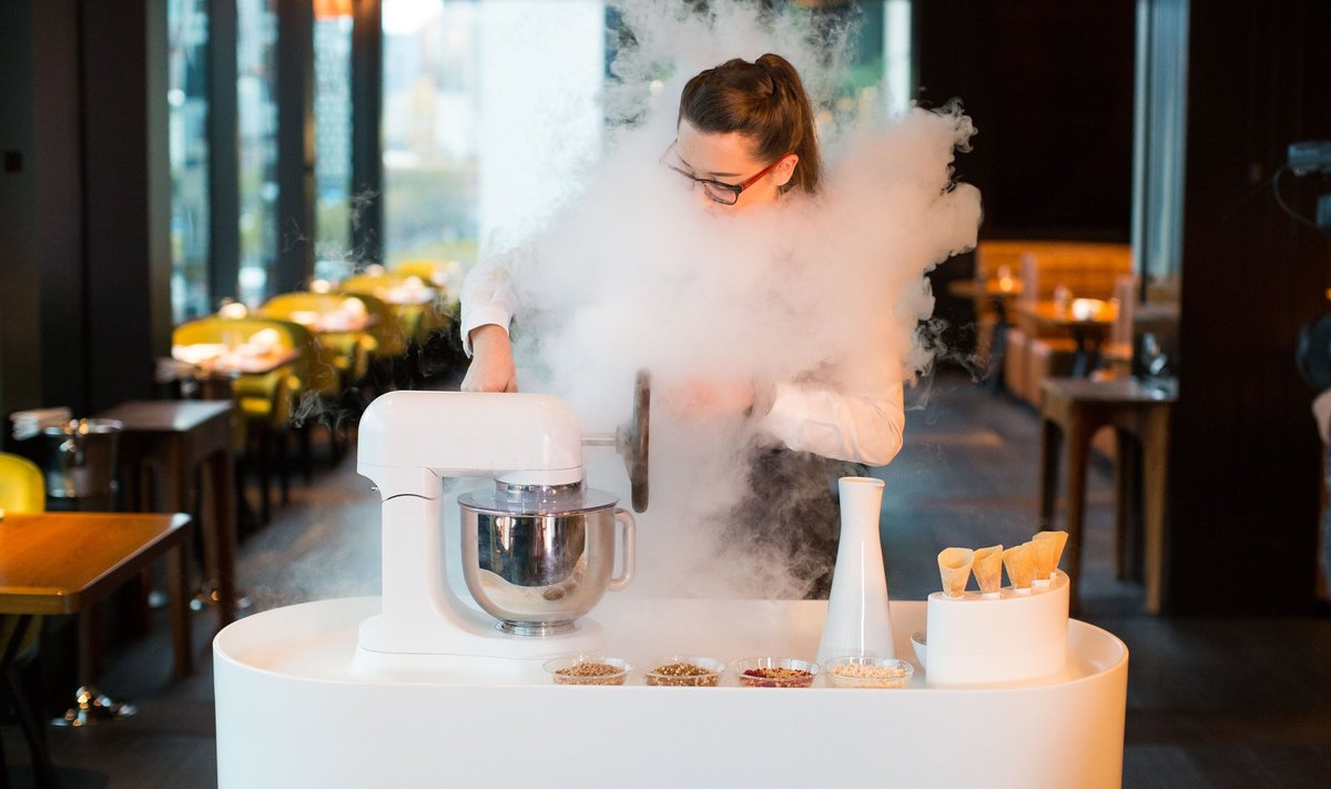 "MasterChef Eesti" saate finalist Ksenia on töötanud maailma tipprestoranides. Pildil teeb ta Melbourne'i Dinner by Heston Blumenthalis vedela lämmastikuga jäätist.