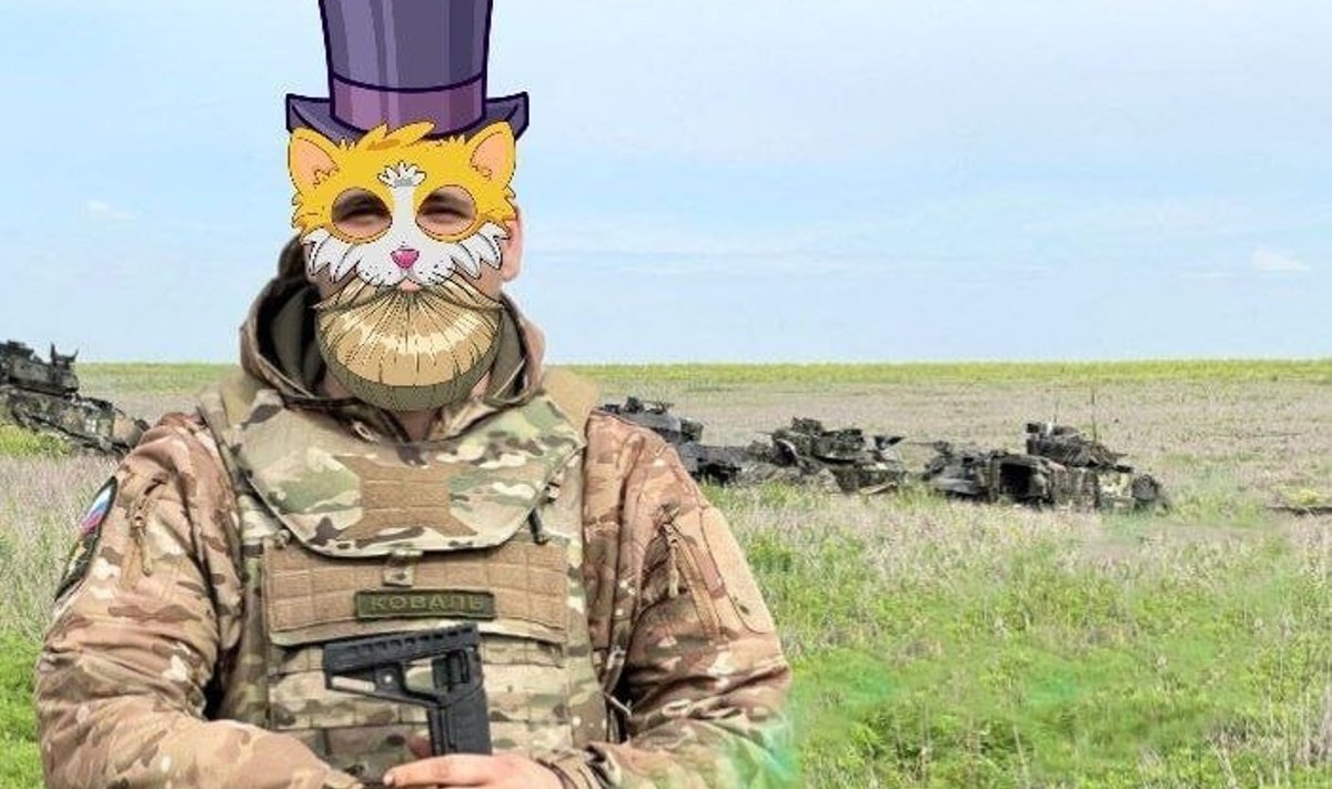 Vene armee 70. motolaskurpolgu sõdur poseerimas hävitatud Leopard 2 tanki ja Bradley jalaväe lahingumasinatega.