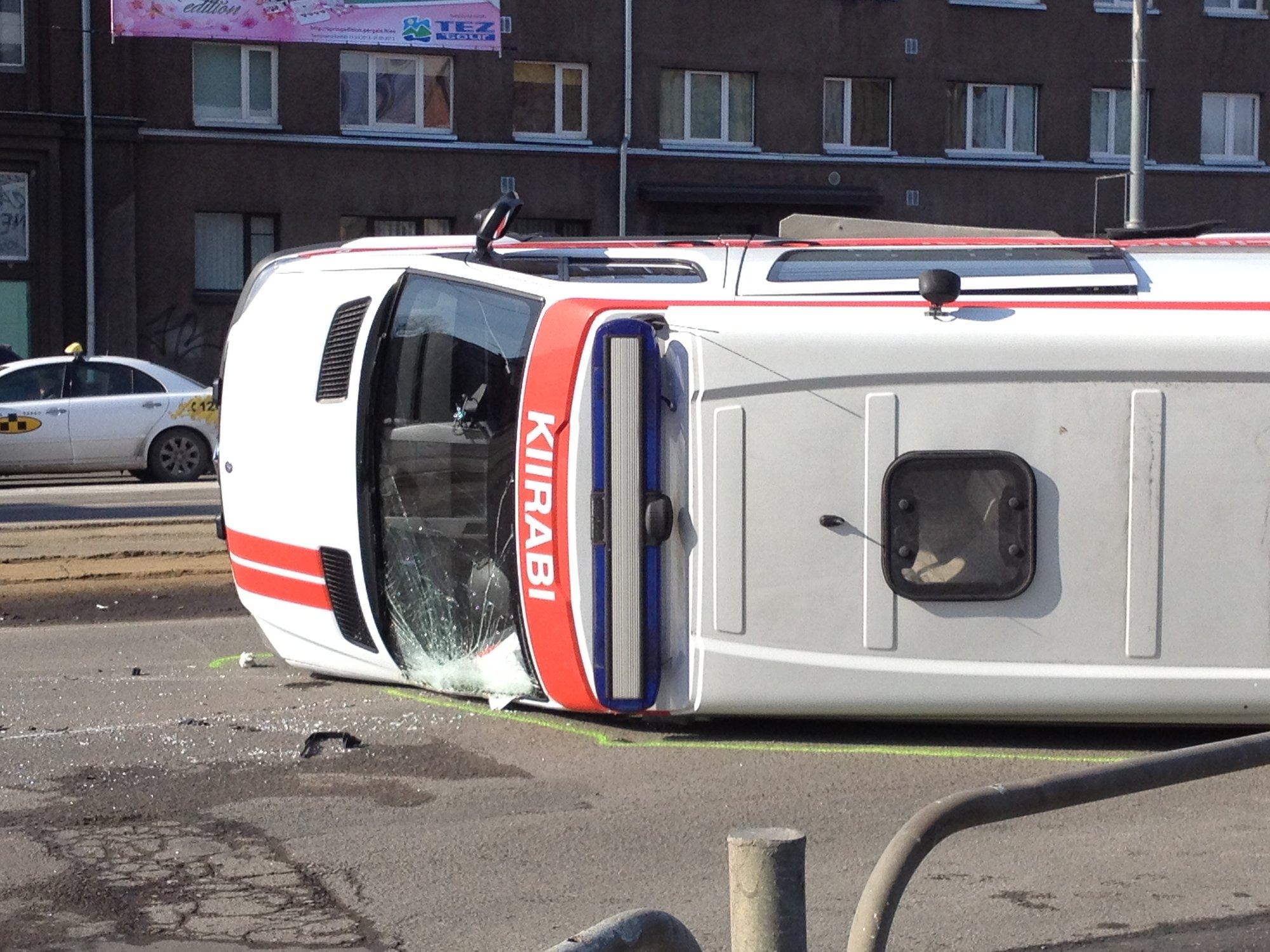 ФОТО и ВИДЕО: Машина скорой помощи, спешившая на вызов, попала в тяжелую  аварию на перекрестке возле 